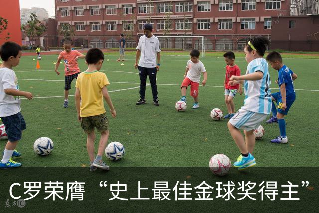 C罗荣膺“史上最佳金球奖得主”：力压梅西夺魁，曼联时表现封神